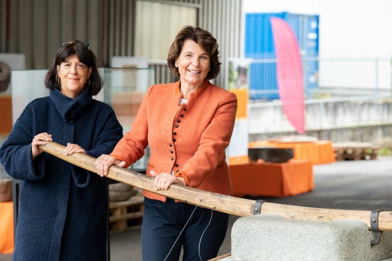 Catrin Marzoli (l.), Direktorin des Landesamtes für Archäologie, und Landesrätin Maria Hochgruber Kuenzer: Verständnis für die frühe Geschichte unserer Heimat fördern.  (Foto: LPA/Manuela Tessaro)