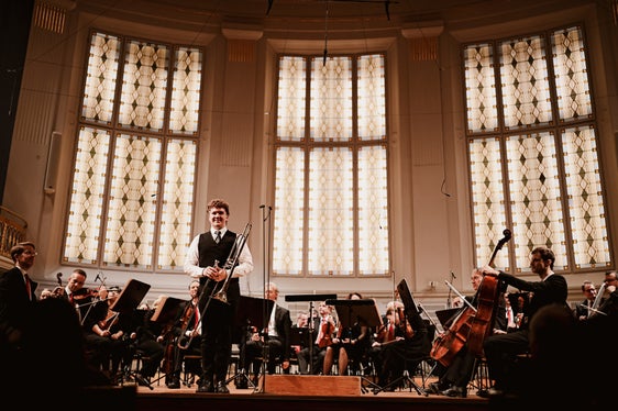 Applaus für Jonas Taschler und die Wiener Symphoniker nach dem Konzert für Posaune und Orchester in C-Dur von Nino Rota. (Foto: LPA/Wiener Symphoniker WSY/Amar Mehmedinovic)