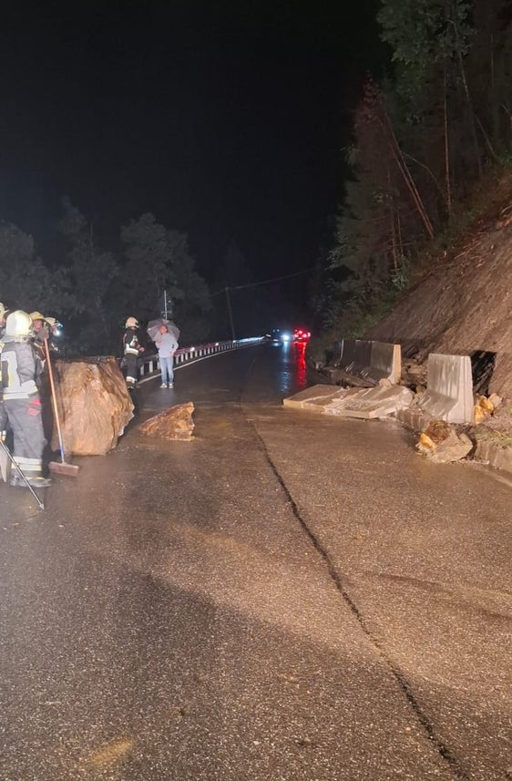 Nach einem Felssturz in den frühen Morgenstunden musste die Landesstraße nach Wellschellen gesperrt werden. Nun ist der Ort wieder erreichbar. Die Straße kann einspurig befahren werden. In den kommenden Tagen laufen noch Sicherungsarbeiten. (Foto: LPA/ Straßendienst des Landes)