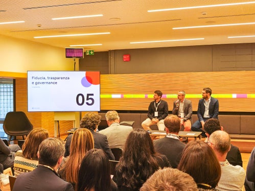 Lorenzo Dell'Amico (nella foto da sinistra), Alessio Trazzi e Lorenz Corradini di IAA hanno riferito dello sviluppo del nuovo portale myCIVIS, che sarà più moderno, interattivo e dotato anche di intelligenza artificiale. (Foto: USP/Ursula Pirchstaller)