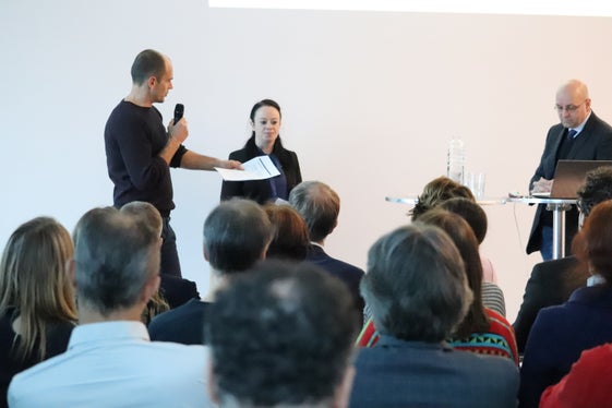 Arbeitsgruppe Handbuch Kulturgüterschutz (v.l.): der Direktor des Landesamtes für öffentliches Wassergut Michael Gamper, die Direktorin des Landesamtes für Museen und museale Forschung Monika Conrater und der Direktor des Landesarchivs Gustav Pfeifer, der die heutige Veranstaltung auch moderiert hat. (Foto: LPA/Maja Clara)