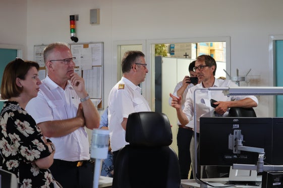 Blick in die Landesverkehrsmeldezentrale (von links): die Oberösterreichische Feuerwehr- und Katastrophenschutzlandesrätin Michaela Langer-Weninger, der stellvertretende oberösterreichische Landesfeuerwehrkommandant Michael Hutterer, der oberösterreichische Landesfeuerwehrkommandant  und der Präsident des Österreichischen Bundesfeuerwehrverbandes Robert Mayer, der Direktor der Agentur für Bevölkerungsschutz Klaus Unterweger (Foto: LPA/Maja Clara)