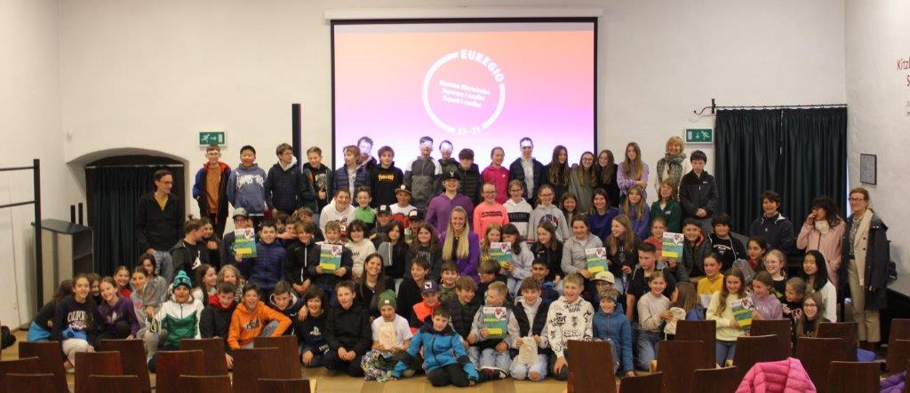 Foto di gruppo per gli alunni delle cinque classi prime delle Scuole medie Vigil Raber di Vipiteno, i loro docenti, i dirigenti scolastici e i rappresentanti dell'Euregio Tirolo-Alto Adige-Trentino. (Foto: Karl-Heinz Sparber)