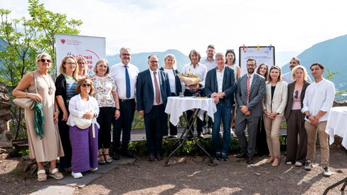 “Nessun sistema sanitario può funzionare senza il lavoro e la motivazione del proprio personale”, ha sottolineato Messner (nella foto assieme ad alcuni collaboratori e collaboratrici del Dipartimento e dell'Azienda Sanitaria dell'Alto Adige, ringraziando tutti coloro che ogni giorno si impegnano per la salute della comunità altoatesina. (Foto: USP/Fabio Brucculeri)