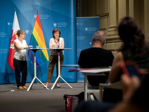 Waltraud Pircher vom ersten Südtiroler Tonstudio Rekon berichtete von den Anfängen der Studioaufnahmen; im Bild mit Marlene Huber vom Landesamt für Film und Medien. (Foto: LPA/Fabio Brucculeri)