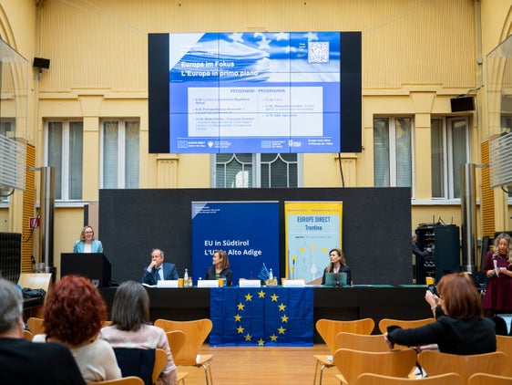 Europa-Landesrätin Magdalena Amhof (im Bild von links), Francesco Pancheri, Leiter der Einheit Europa der Autonomen Provinz Trient, Martha Gärber, die Direktorin der Abteilung Europa des Landes Südtirol und Uni-Professorin Stefania Baroncelli. (Foto: LPA/Fabio Brucculeri)