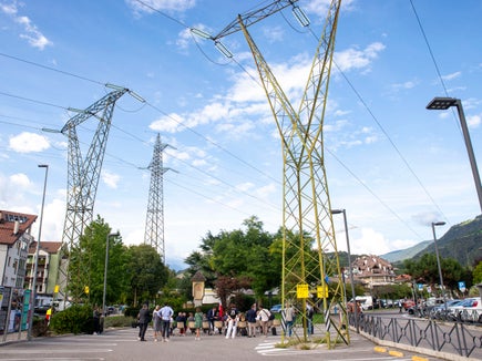 Unter Strommasten in Milland wurde die Umsetzungsvereinbarung unterzeichnet. (Foto: LPA/Fabio Brucculeri)