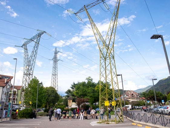 Unter Strommasten in Milland wurde die Umsetzungsvereinbarung unterzeichnet. (Foto: LPA/Fabio Brucculeri)