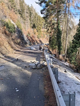 Große Felsbrocken liegen nach einem Steinschlag auf der Landesstraße zwischen Mühlbach und Meransen und machen die Fahrbahn unpassierbar. Die Pustertalbahn verläuft direkt unterhalb der Straße und ist aus Sicherheitsgründen ebenfalls gesperrt. (Foto: Straßendienst)