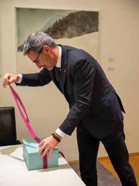 Ein besonderes Kunstwerk für Landeshauptmann Kompatscher: Die Sporen einer neu entdeckten Pilzart namens Tyroliella als Glaskunstwerk (Foto: LPA/Fabio Brucculeri)