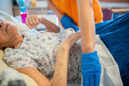 Um private Pflegerinnen und Pfleger oder pflegende Angehörige zu entlasten, bieten Südtirols Seniorenwohnheime Kurzzeitpflegebetten an. (Foto: LPA/Claudia Corrent)