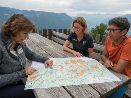 L'assessora Hochgruber Kuenzer (a sinistra nella foto): Alla base di questo progetto c’è la volontà di promuovere una più approfondita conoscenza delle Dolomiti patrimonio mondiale Unesco (Foto: ASP)