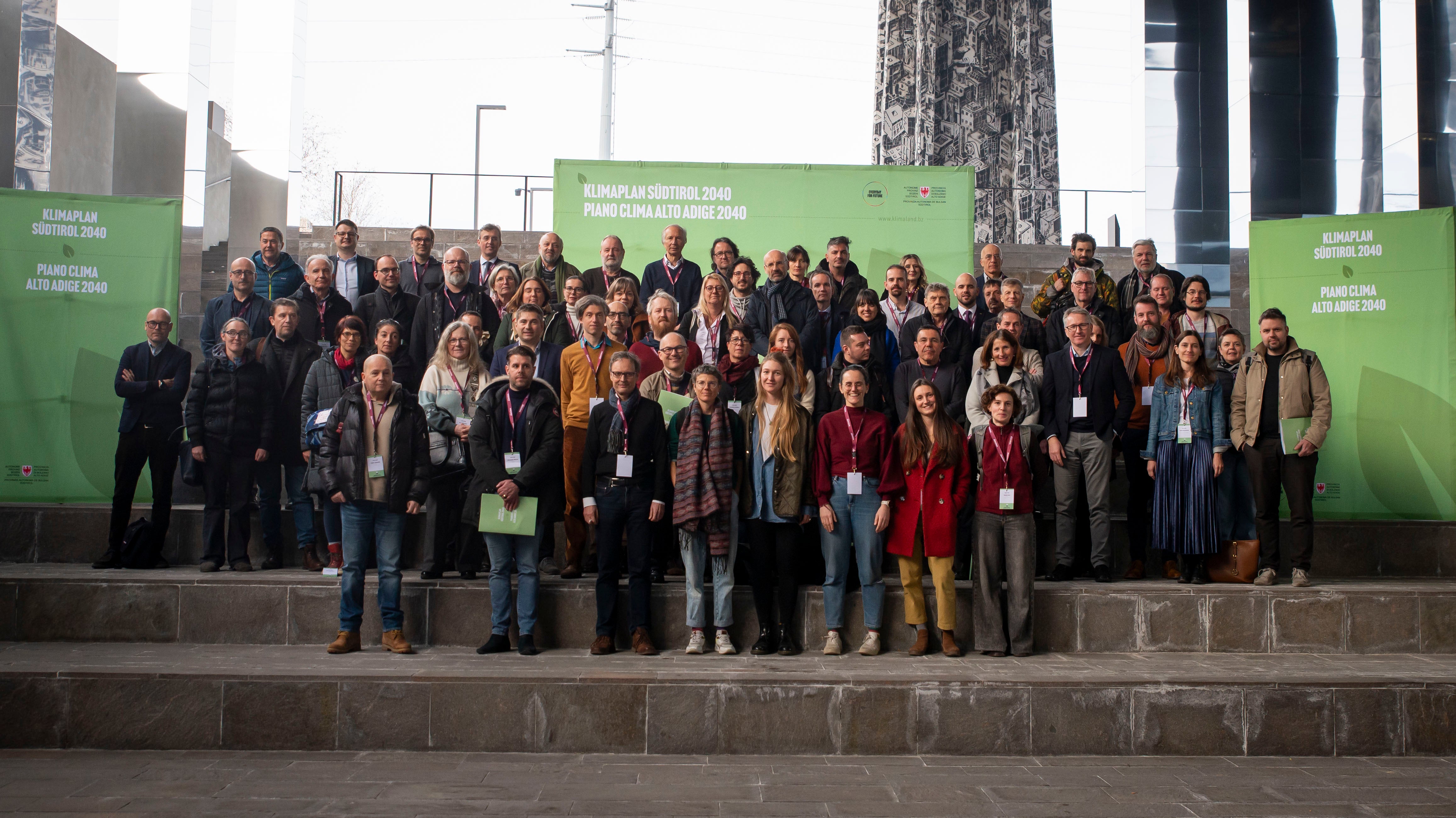 75 Mitglieder aus den Bereichen Gewerkschaften, Kultur, Soziales, Umwelt und Wirtschaft haben sich am 6. Februar erstmals im NOI Techpark in Bozen getroffen und die Arbeit aufgenommen. (Foto: LPA/Fabio Brucculeri)