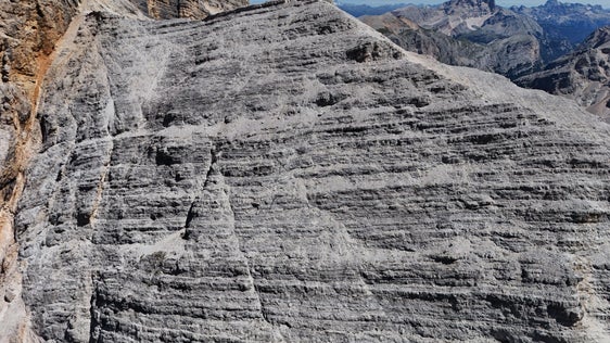 Die Felswand am Col Toronn mit dem Höhleneingang in der Bildmitte. (Foto: LPA/Amt für Archäologie)