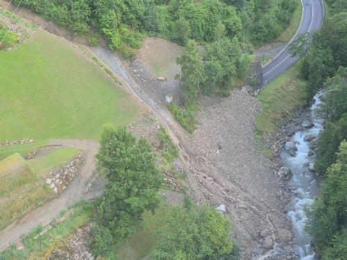 Lungo il rio Glor a Senales sono stati interrotti una strada forestale e l'accesso al maso Saxalbhof. (Foto: USP/Ufficio Sistemazione bacini montani ovest/Roland Gufler)