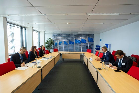 Alla vicepresidente della Commissione Šuica (seconda da sinistra), il presidente Kompatscher (secondo da destra) ha sottolineato l'importanza degli standard minimi per la protezione delle minoranze. (Foto: ASP/Javier Bernal Revert)