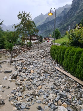 Il fango e i detriti hanno travolto tutto quello che hanno trovato sulla loro strada (Foto: ASP/Agenzia per la Protezione civile)