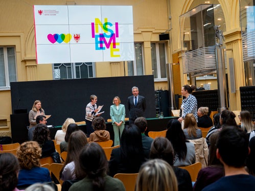 La formazione di base 2025/2026 per i nuovi dipendenti provinciali si è conclusa il 14 maggio a Palazzo Widmann a Bolzano con la consegna degli attestati da parte dell'assessora Magdalena Amhof (terza da sinistra) e del direttore generale Alexander Steiner (quarto da sinistra). (Foto: USP/Fabio Brucculeri)