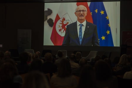 Tirols Landeshauptmann Anton Mattle in einer Videobotschaft&nbsp;Der Museumstag als jährliche Möglichkeit, Herausforderungen der Museumsarbeit in der Euregio zu diskutieren&nbsp;(Foto: LPA/Patrizia Corriero)