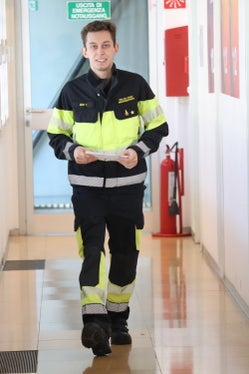 Im Eilschritt: Berufsfeuerwehr-Brandinspektor Yannik Mair überbrachte den Umschlag mit dem Passwort zum Auslösen des Zivilschutz-Probealarms von der Zentrale der Berufsfeuerwehr zur daneben angesiedelten Landesnotrufzentrale. (Foto: LPA/Maja Clara)