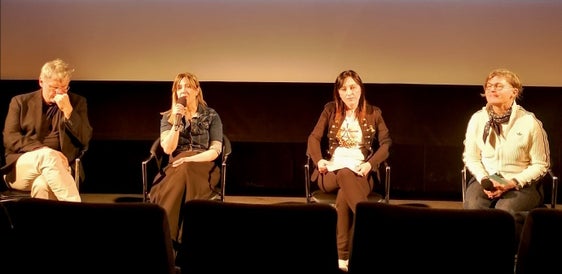 Il primario Martin Steinkasserer (nella foto, da sinistra), la presidente dell'associazione per l'endometriosi "NoiConVoi", Miriam Leopizzi, Sara Critelli, una donna affetta da endometriosi, e la conduttrice Veronika Rabensteiner hanno parlato dell'endometriosi. (Foto: USP/Servizio donna)