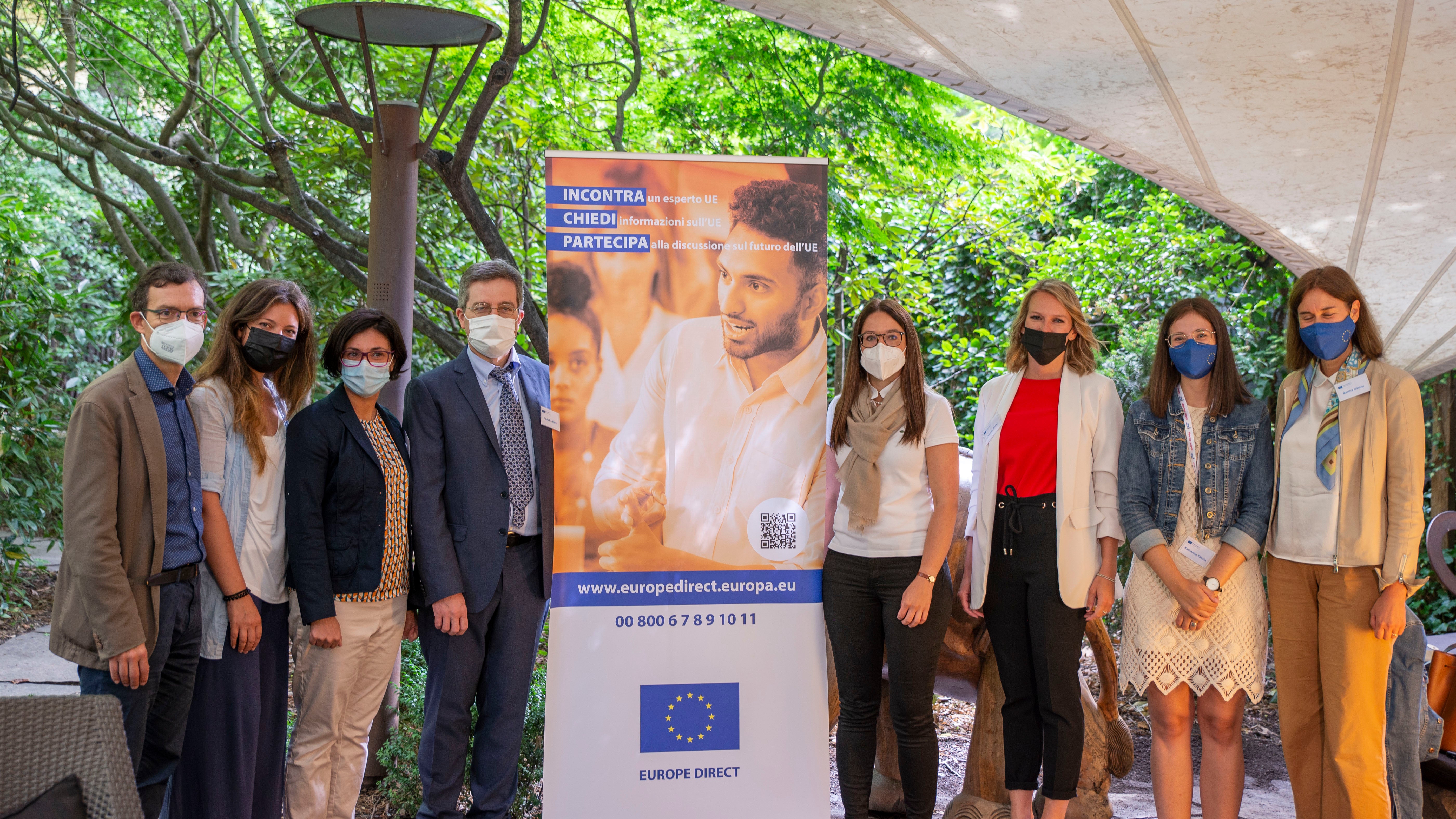 Das Team der Abteilung Europa mit (v.l.) Peter Gamper (EFRE), Petra Tamanini (EFRE), Petra Sevvi (Europe Direct), Paolo Barbiero (Europe Direct), Sabine Lamprecht (Interreg Italien-Österreich), Claudia Weiler (ESF), Katharina Thurin (Europe Direct) und Abteilungsdirektorin Martha Gärber präsentiert seine Arbeit. (Foto: LPA/Igor Cocca)