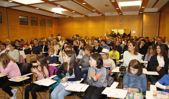 Lehrpersonen, Eltern, Geschwister und Freunde sowie Schulführungskräfte waren zur heutigen Preisverleihung Känguru der Mathematik ins Kolpinhaus Bozen gekommen. (Foto: LPA/Verena Hilber)