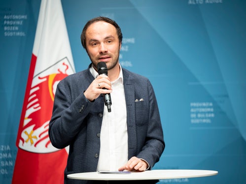 In tempi come questi è necessario sensibilizzare l'opinione pubblica sull'importanza dell'istruzione per l'intera società e promuovere iniziative come le Giornate dell'educazione civica ha sottolineato l'assessore provinciale Philipp Achammer. (Foto: USP/Fabio Brucculeri)