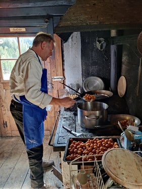 Auch die Almküche und die Gästebewirtung auf der Alm waren Themen des Lehrgangs für Almpersonal. (Foto: LPA/Landesamt für Natur)