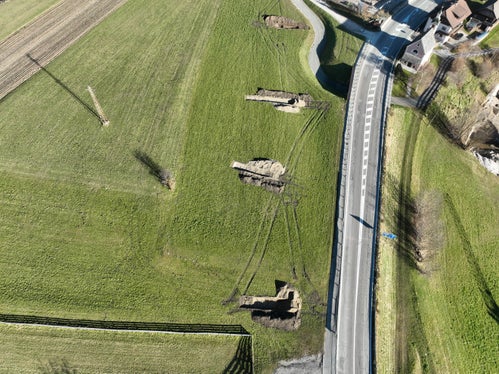Presso il Galgenbichl di Valdaora sono stati effettuati sondaggi archeologici, durante i quali sono stati rinvenuti resti di muri e frammenti di vasi dell'Età del Ferro. Ora seguiranno ulteriori scavi archeologici sistematici. (Foto: USP/Ufficio Beni archeologici)