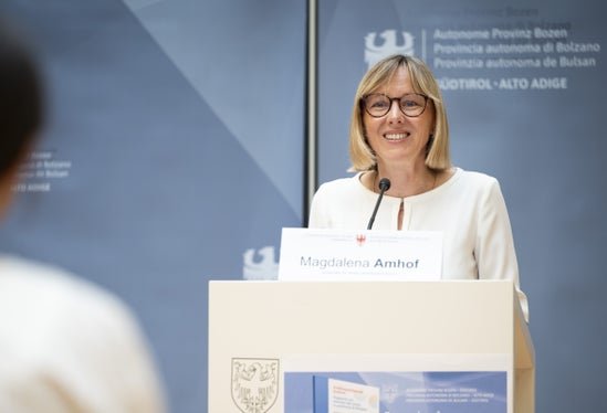 “Attraverso il Fondo sociale europeo Plus possiamo promuovere progetti di grande valore che creano nuovi posti di lavoro, rafforzano la formazione e l'aggiornamento professionale e integrano nel mercato del lavoro soprattutto quelle persone che devono affrontare ostacoli particolari”, spiega l'assessora provinciale Magdalena Amhof. (Foto: USP/Fabio Brucculeri)