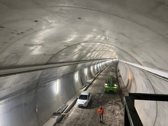 Nella canna principale del tunnel della circonvallazione di Castelbello e Colsano sono già stati realizzati 1.300 metri di rivestimento interno con isolamento. (Foto: USP/Ripartizione Infrastrutture)