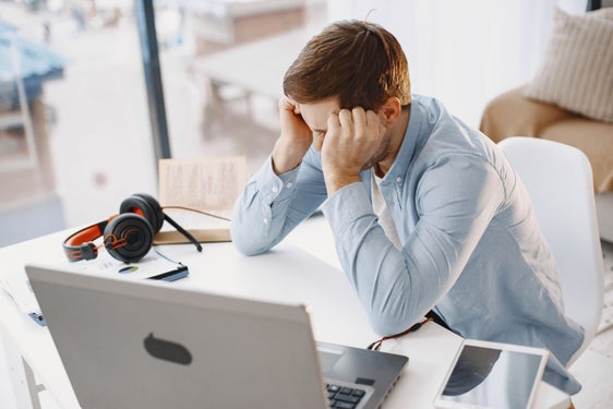 Lo stress cronico mette a dura prova il corpo e la psiche. Il Dipartimento Prevenzione sanitaria e Salute consiglia di seguire una routine quotidiana regolare, dormire a sufficienza, fare attività fisica, seguire un’alimentazione equilibrata e concedersi pause consapevoli per gestire meglio lo stress. (Foto: Pexels. La foto può essere utilizzata solo in relazione al presente comunicato stampa)