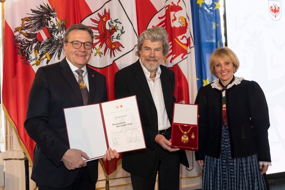 LH Platter und LH-Stellvertreterin Deeg überreichen Reinhold Messner das Ehrenzeichen des Landes Tirol (Foto: Land Tirol/Die Fotografen)