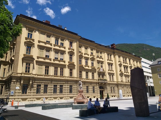 La Giunta provinciale (nella foto la sede dell'Esecutivo, Palazzo Widmann a Bolzano) propone un'ampia distribuzione dei fondi dal bilancio di assestamento (Foto: ASP)