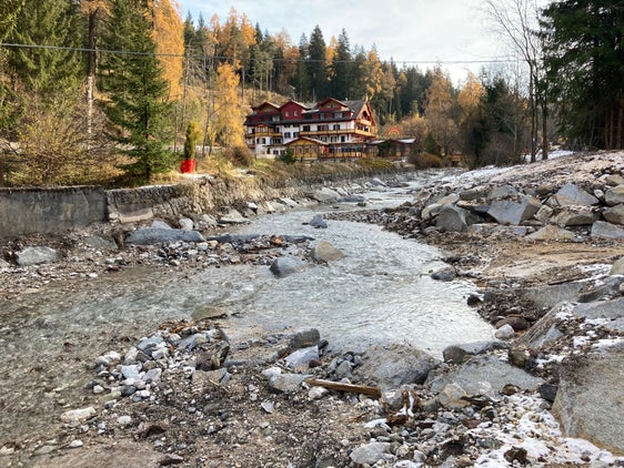 La vecchia presa d'acqua a valle dell'Hotel Paradiso nel rio Sesto stata smantellata ed è stato ripristinato il corso del fiume (Foto: ASP / Ufficio sistemazione bacini montani Est)