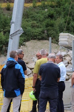 Baustellenbesichtigung bei der Rückhaltesperre aus Stahlbeton im Brunnbergbach direkt oberhalb von Mühlwald. (Foto: LPA/Maja Clara)