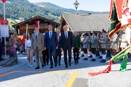L'inaugurazione dell'European Forum Alpbach e il ricevimento tradizionale tirolese nella piazza della chiesa di Alpbach con (in prima fila da sinistra) i presidenti Maurizio Fugatti (Trentino), Arno Kompatscher (Alto Adige) e Anton Mattle (Tirolo) (Foto: Land Tirol/Sedlak)
