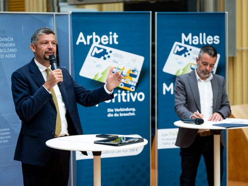 “L'obiettivo è rendere l'uso dei mezzi pubblici semplice, accessibile e attraente, per tutte le generazioni ed esigenze quotidiane con offerte vantaggiose per pendolari, famiglie e giovani”, sottolinea l’assessore provinciale alla Mobilità, Daniel Alfreider. (Foto: USP/Fabio Brucculeri)
