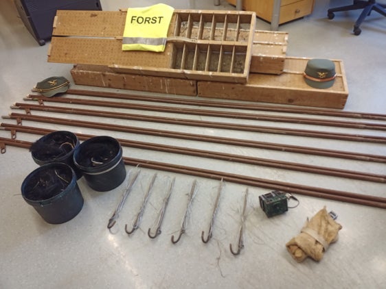 Unerlaubte Lock- und Fangutensilien haben die Beamten des Forstinspektorats Bozen 1 in Eppan sichergestellt. 80 Drosseln waren gewildert worden. Die Staatsanwaltschaft Bozen wurde informiert. (Foto: LPA/Forststation Kaltern) 