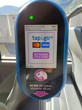 Il logo “tap&go” è già stato apposto sulle obliteratrici degli autobus. I passeggeri con carte di credito e di debito possono facilmente acquistare il biglietto. (Foto: USP/Bruno Benedetto)