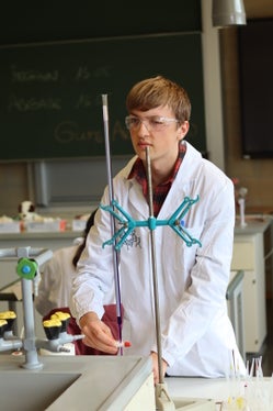 Adrian Messner von der Technologischen Fachoberschule Bruneck hat den Landeswettbewerb der Chemieolympiade 2025 gewonnen und wird vom 12. bis 28. Mai am österreichischen Bundeswettbewerb teilnehmen. (Foto: LPA/Stefan Pilser)