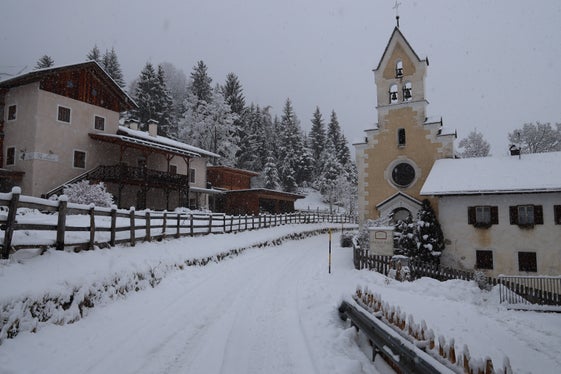 Immagine meteorologica del mese di gennaio 2026: la frazione di Plazzoles nel comune di Tesimo completamente imbiancata dalla neve (Foto: USP/Martin Geier)