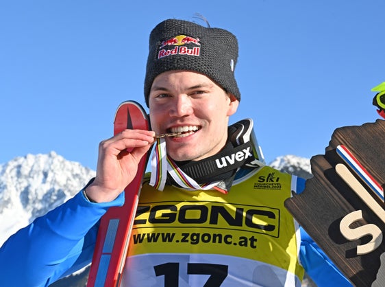 Il gardenese Alex Vinatzer "gusta" la medaglia di bronzo conquistata nello slalom ai Mondiali di Courchevel/Méribel (Foto: Gianpaolo Elvis Piazzi)