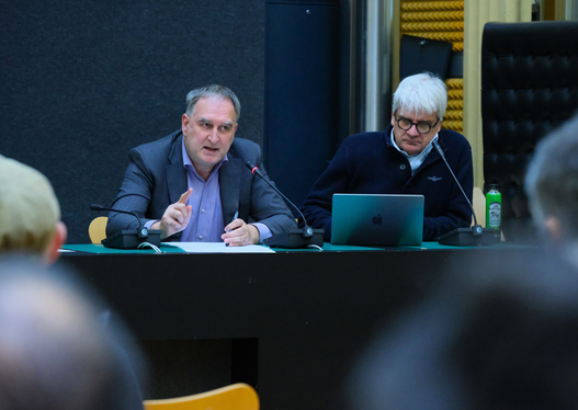 Josef Hofer (links im Bild, daneben SIAG-Generaldirektor Stefan Gasslitter), der Leiter der Landesabteilung Informatik, berichtet über den Anstieg an Cyber-Attacken in den vergangenen Jahren. (Foto: LPA/Lukas Forer)