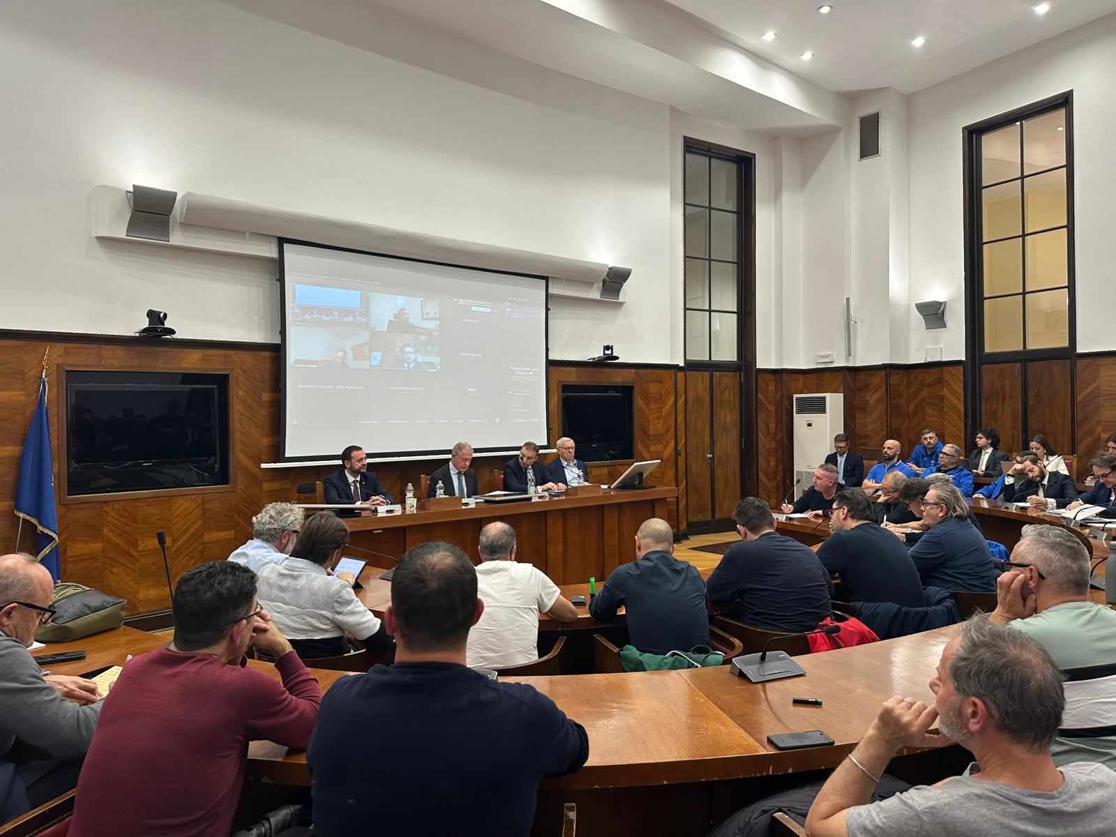 La produzione siderurgica Valbruna è strategica per l’interesse nazionale. La Provincia di Bolzano è invitata a garantire la continuità produttiva. Nella foto il Tavolo con il vicepresidente della Provincia Marco Galateo (primo da sinistra) e il ministro Adolfo Urso (secondo da sinistra) durante l'incontro svoltosi a Roma nella sede del Ministero delle Imprese e del Made in Italy. (Foto: USP) 