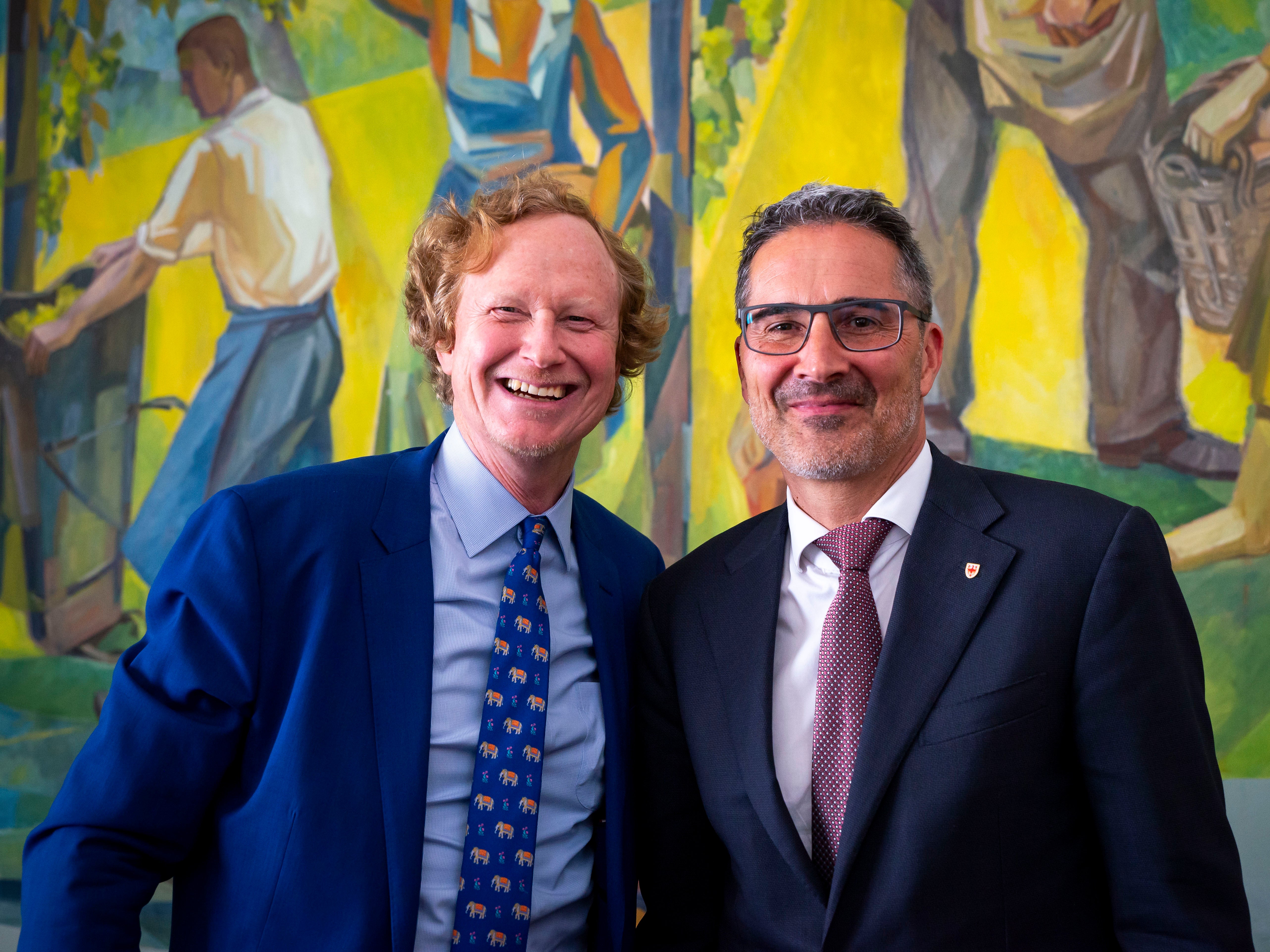 Der österreichische Botschafter Jan Kickert (links) verabschiedete sich in einer Sitzungspause des Südtiroler Landtages von Landeshauptmann Arno Kompatscher. Die Amtszeit von Kickert endet im Herbst. (Foto: LPA/Fabio Brucculeri)