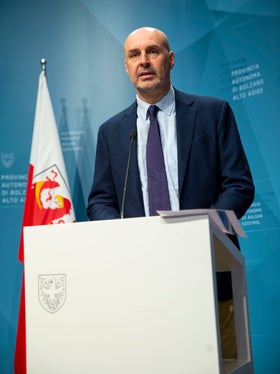 Fabrizio Longoni, Direktor des WEEE-Koordinationszentrums, hob das Beispiel Sterzing hervor, die Gemeinde mit einer Pro-Kopf-Sammlung von fast 17 Kilogramm Elektroabfällen. (Foto: LPA/Fabio Brucculeri)