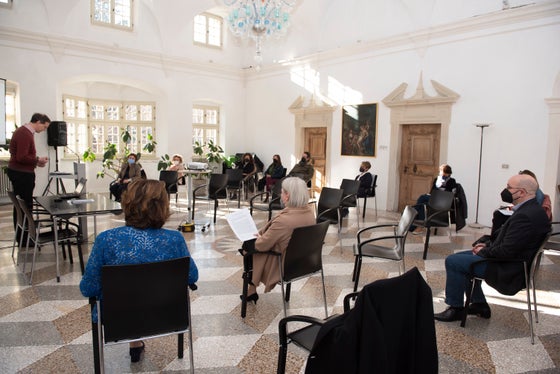 Unter www.kirchenbücher-südtirol.findbuch.net können ab sofort die Südtiroler Kirchenbücher von 1565 bis zum Stichjahr 1923 online abgerufen werden: im Bild die heutige Pressekonferenz, am Rednerpult Kanzler Leo Haas. (Foto: LPA/Jasmeen Farina)