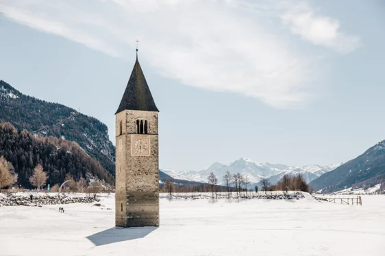 Der Reschensee ist Hauptlieferant von Wasser für die Kraftwerke im Vinschgau. (Foto: IDM Südtirol-Alto Adige/Benjamin Pfitscher)